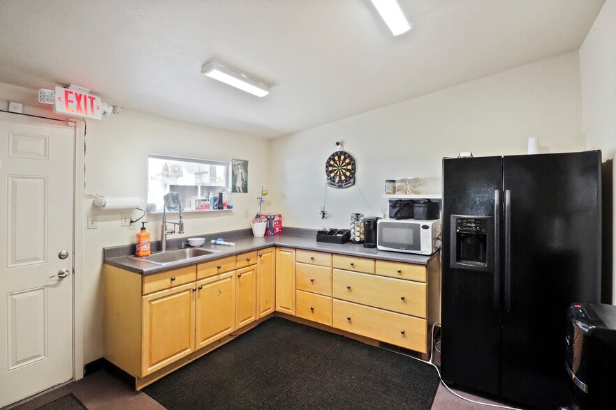 More Photos Of 8989 Elder Creek Rd, Sacramento Contractor Storage Yard For Sale