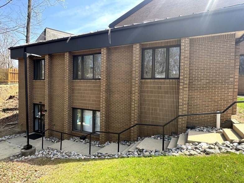 More Photos Of 1342-1360 Old Bridge Rd, Woodbridge Medical For Lease