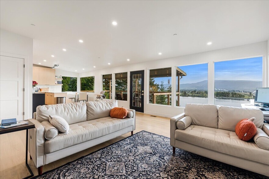 More Photos Of 520 Columbia St, Cathlamet Apartments For Sale