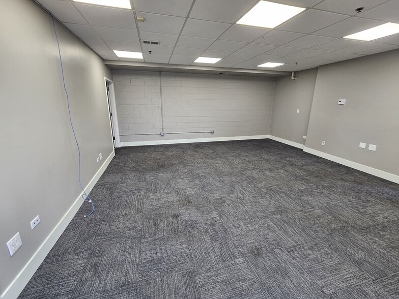 More Photos Of 22530 S Center Rd, Frankfort Warehouse For Lease