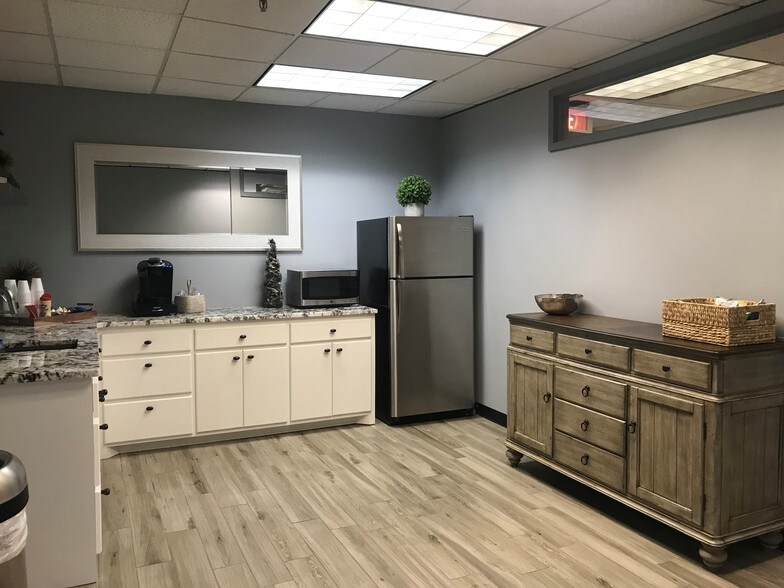 More Photos Of 1004 N Big Spring St, Midland Office For Lease