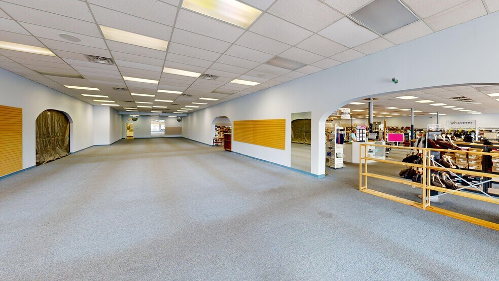 More Photos Of 3905-3931 E State Blvd, Fort Wayne Storefront For Lease