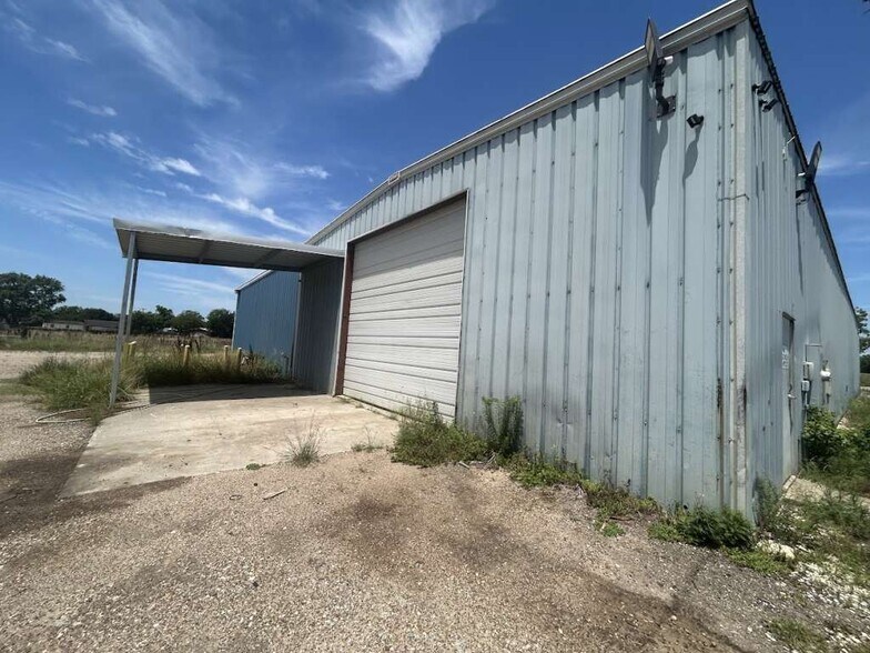 More Photos Of 304 E York St, Ganado Warehouse For Sale