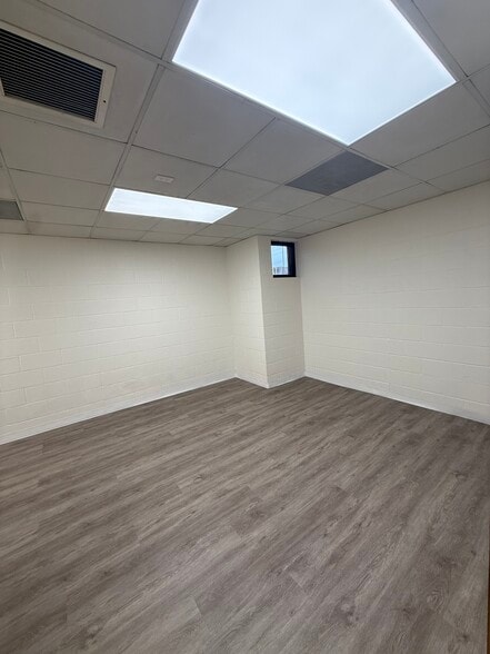 More Photos Of 2401 W Green Oaks Blvd, Arlington Office For Lease
