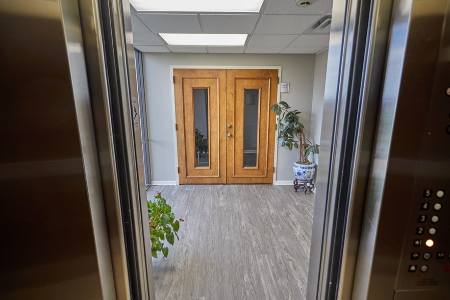 More Photos Of 18 9th St, Columbus Office For Lease