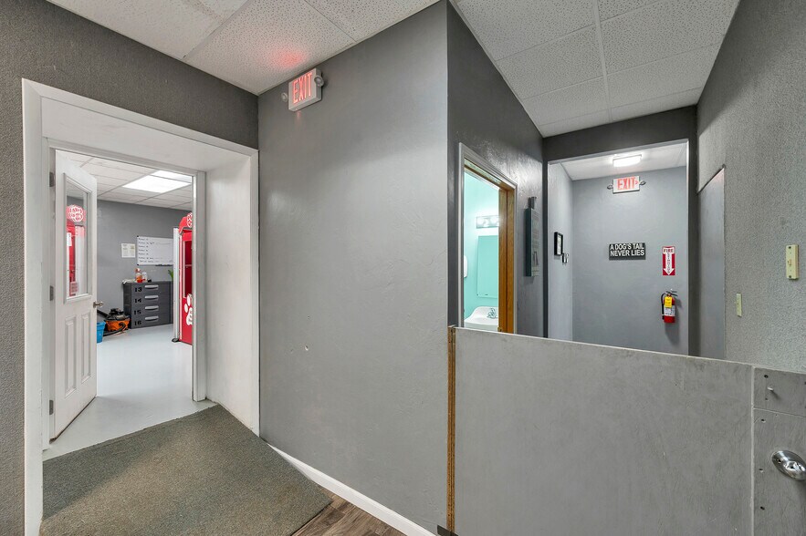 More Photos Of 1279 E Mason St, Green Bay Storefront For Sale