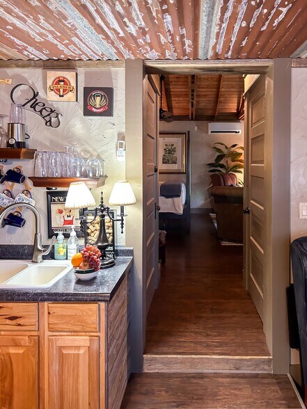 More Photos Of 504 Tivy St, Kerrville Flex For Sale