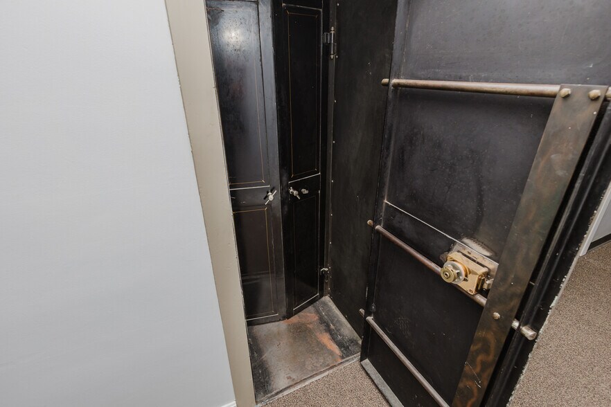 More Photos Of 724 N Main St, Newton Storefront For Sale