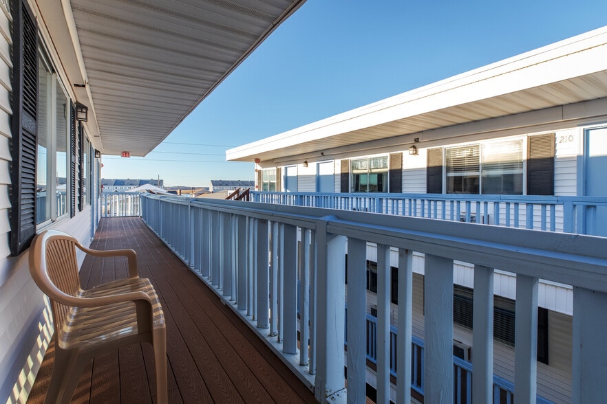 More Photos Of 198 Ashworth Ave, Hampton Hotel For Sale