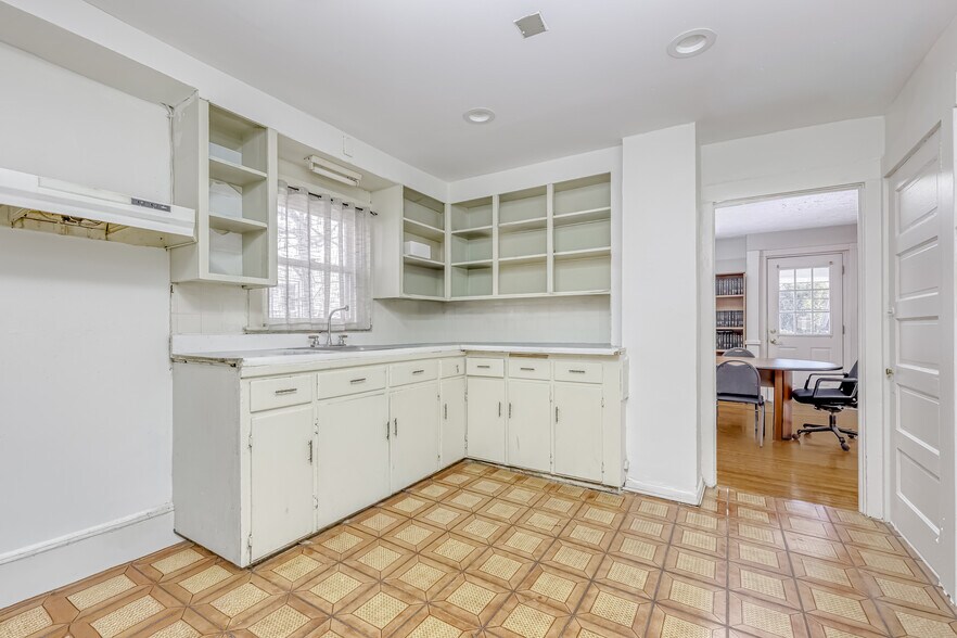 More Photos Of 313 N Main St, Spring Valley Office For Sale