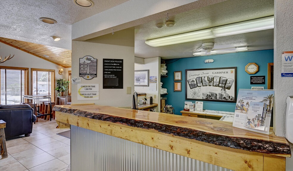 More Photos Of 702 Scott St, Gardiner Hotel For Sale