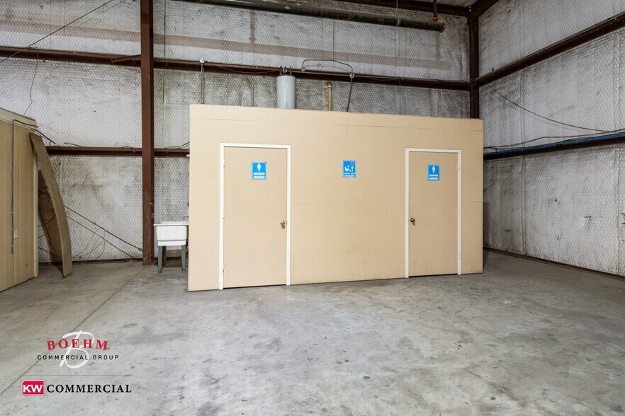 More Photos Of 100 Lupita Cir, Del Rio Distribution For Sale