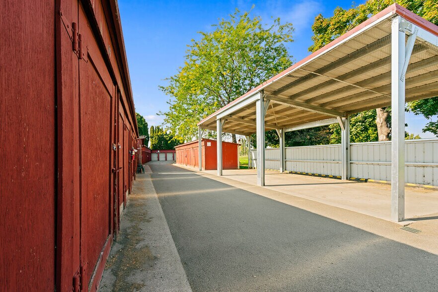 More Photos Of 31 Ray Rd, Sunnyside Sports And Entertainment For Sale