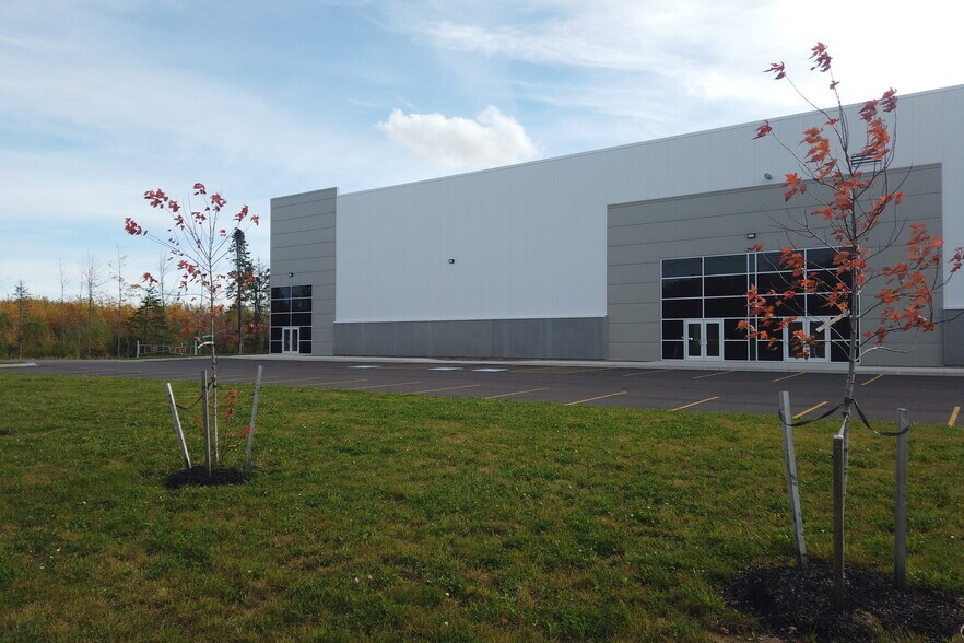 More Photos Of 1245 De L'aviation Av, Dieppe Manufacturing For Lease