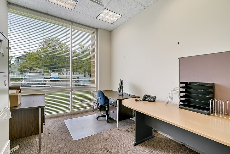More Photos Of 4229 Lafayette Center Dr, Chantilly Business Park For Lease