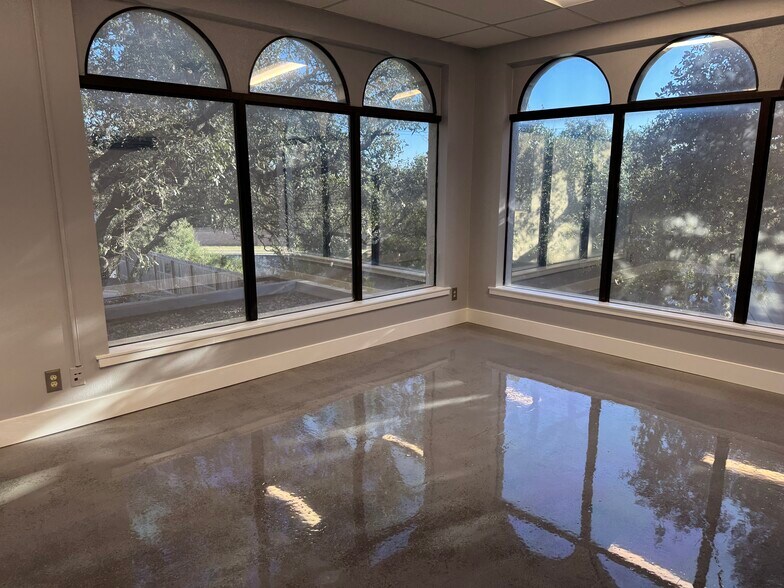 More Photos Of 975 W Bitters Rd, San Antonio Medical For Sale