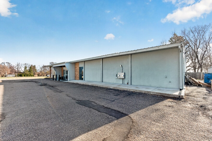 More Photos Of 1040 Dakota Dr, Mendota Heights Freestanding For Sale