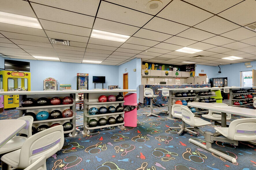 More Photos Of 2422-2426 S Park Ave, Buffalo Bowling Alley For Sale