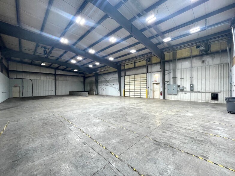 More Photos Of 2608 E 32nd Street Pl, Kearney Warehouse For Lease