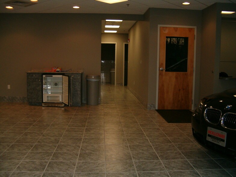 More Photos Of 282 N Broadway, Salem Auto Dealership For Lease