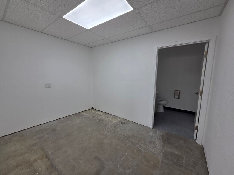 More Photos Of 3359-3399 Hawthorne Ave NE, Salem Warehouse For Lease