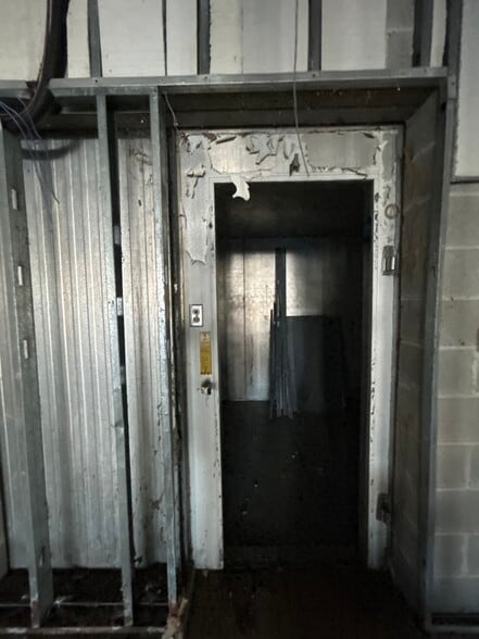 More Photos Of 1505 Elmhurst Rd, Des Plaines Freestanding For Sale