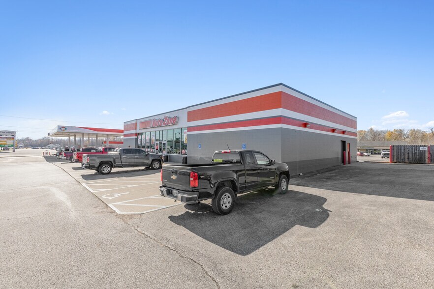 More Photos Of 370-530 S Indiana St, Mooresville General Retail For Lease