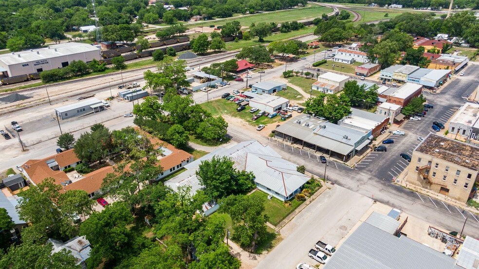 More Photos Of 202 NE 2nd St, Smithville Office Residential For Sale