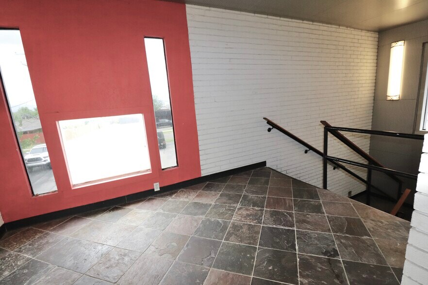More Photos Of 2912 Lakeside Dr, Oklahoma City Office For Sale