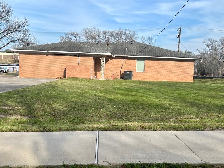 More Photos Of 1101 S Main St, Lindale Medical For Sale
