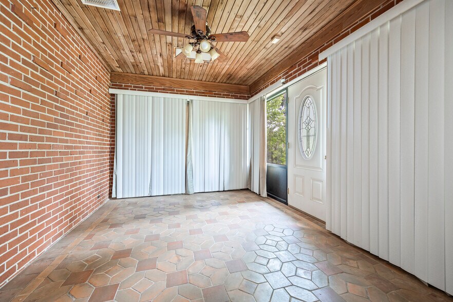 More Photos Of 164 NE Laguna Dr, Lake City Office For Sale