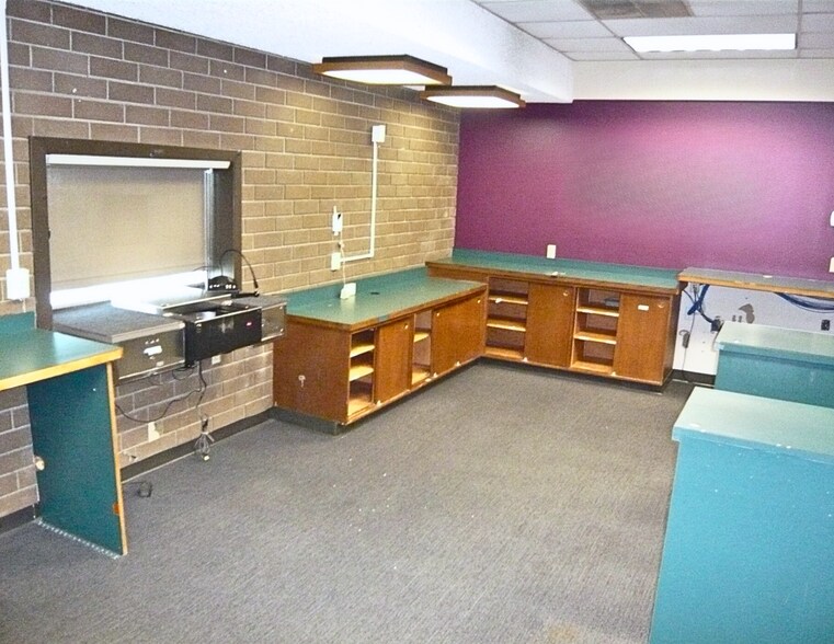More Photos Of 450 E Main St, Othello Bank For Lease