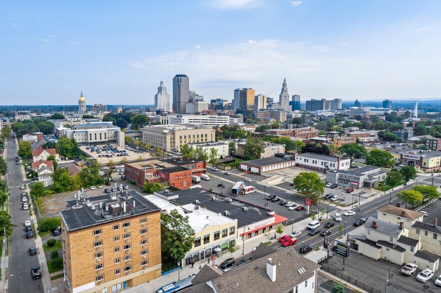 More Photos Of 454-456 Park St, Hartford Showroom For Lease