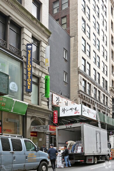 More Photos Of 9 W 32nd St, New York Apartments For Lease