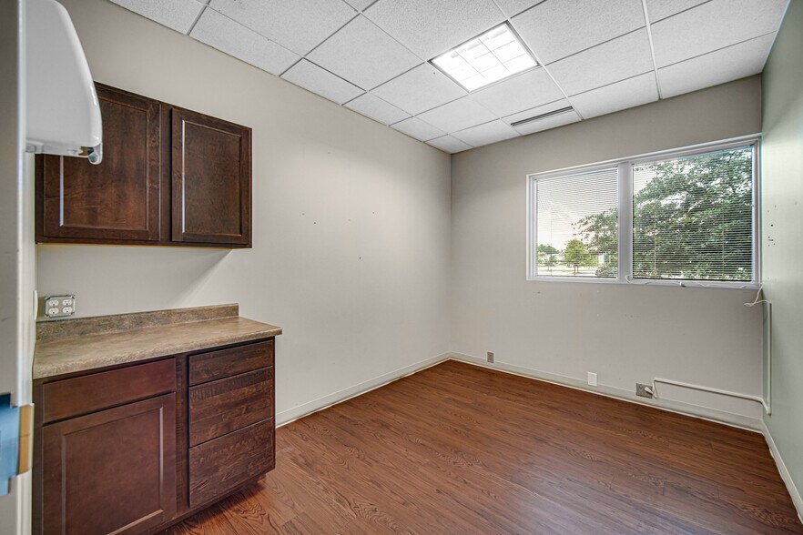 More Photos Of 9711 Valparaiso Dr, Munster Medical For Lease