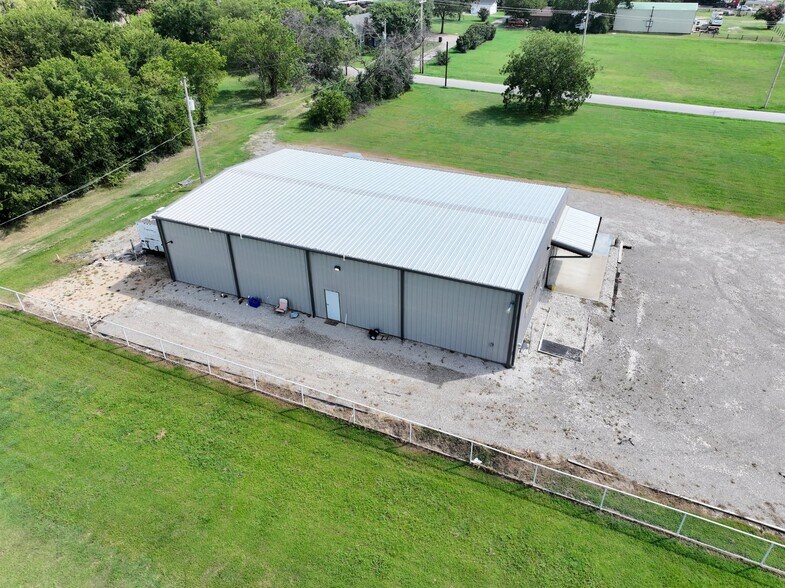 More Photos Of 403 N Donation St, Tioga Flex For Sale