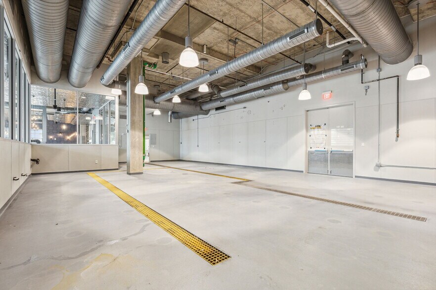 More Photos Of 340 Singleton Blvd, Dallas Restaurant For Lease