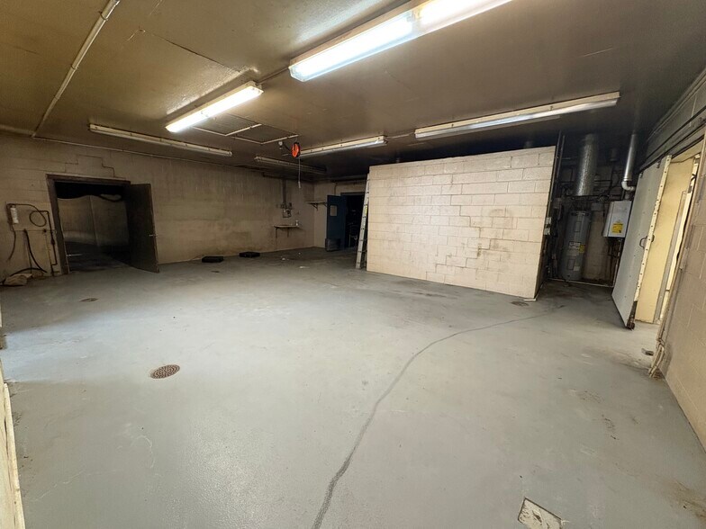 More Photos Of 810 Deal St, Highland Industrial For Sale