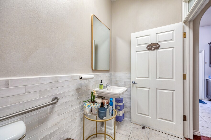 More Photos Of 12335 Hymeadow Dr, Austin Office For Sale