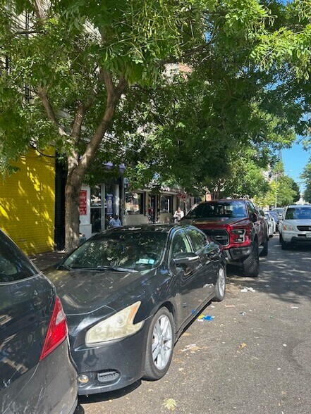 More Photos Of 139 Maujers St, Brooklyn Storefront For Sale