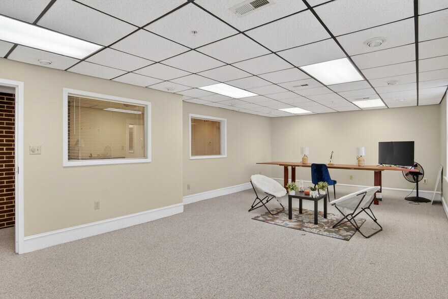 More Photos Of 104-110 S Hill Ave, South Hill Office Residential For Lease