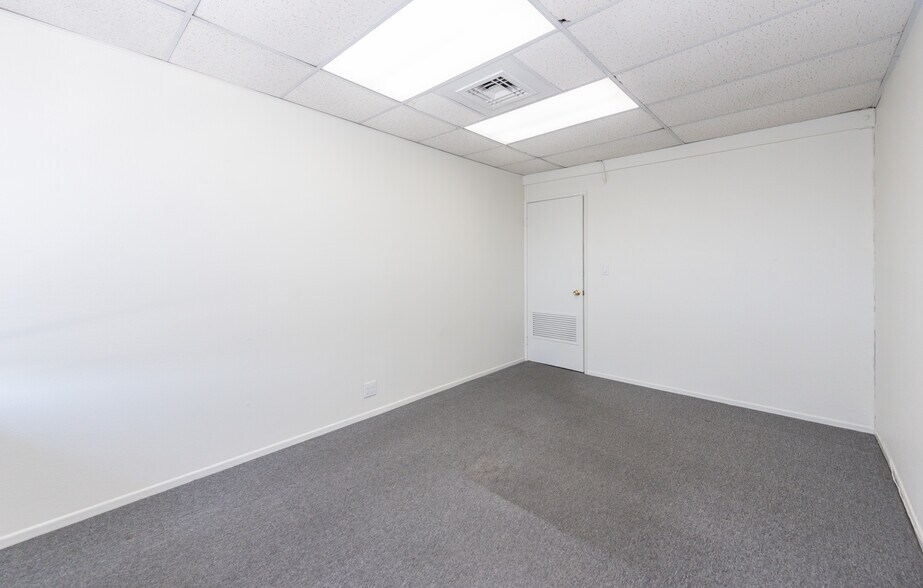 More Photos Of 711 W 17th St, Costa Mesa Flex For Sale