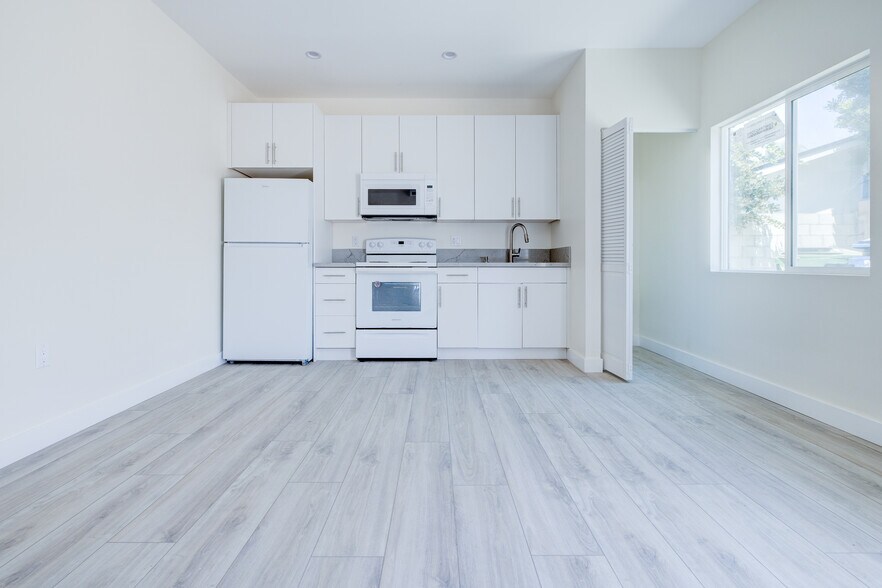 More Photos Of 2947 West Blvd, Los Angeles Apartments For Sale