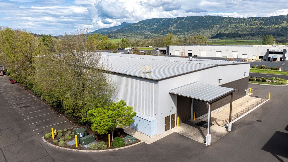 Primary Photo Of 91370 N Coburg Industrial Way, Coburg Manufacturing For Lease
