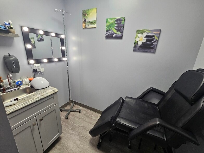 More Photos Of 158 Jericho Tpke, Mineola Storefront Retail Residential For Lease