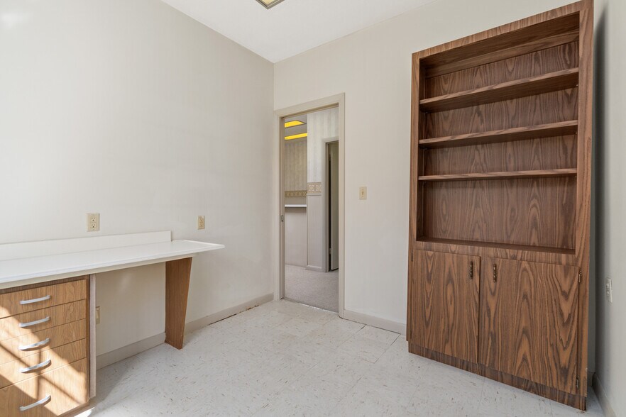 More Photos Of 300 S Line Ave, Inverness Medical For Sale