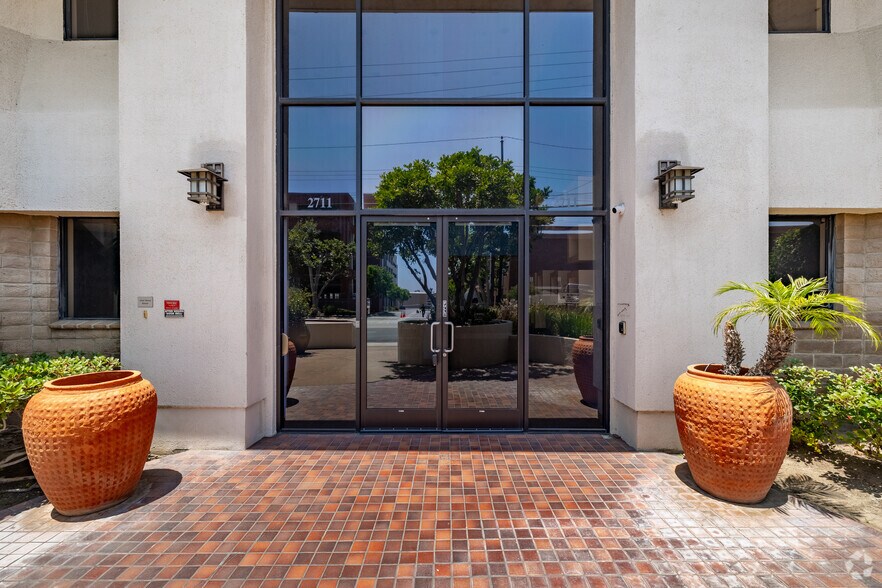 More Photos Of 2711-2717 Winona Ave, Burbank Research And Development For Sale