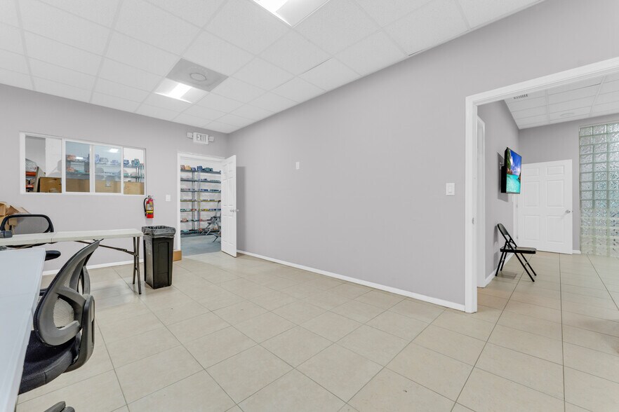 More Photos Of 501-513 Old Griffin Rd, Dania Warehouse For Sale