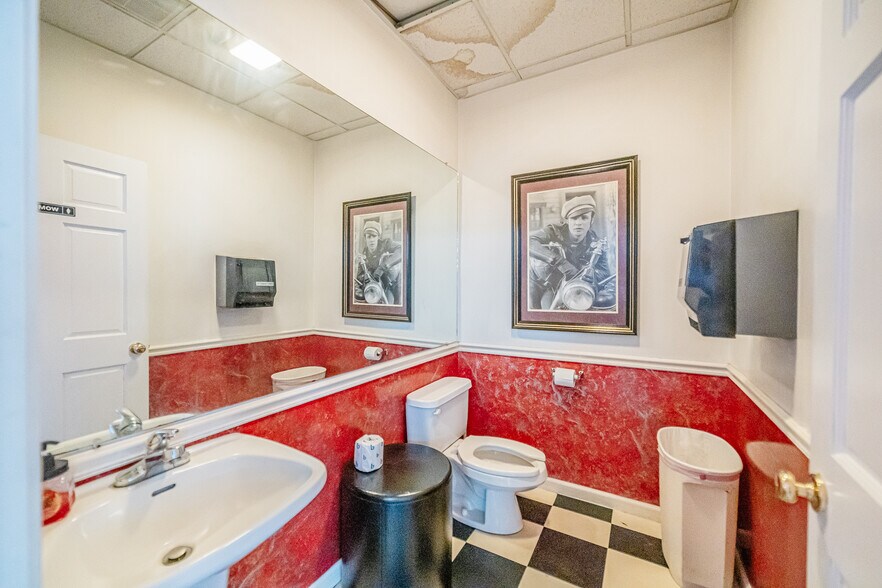 More Photos Of 1014 W Main St, Princeton Freestanding For Sale