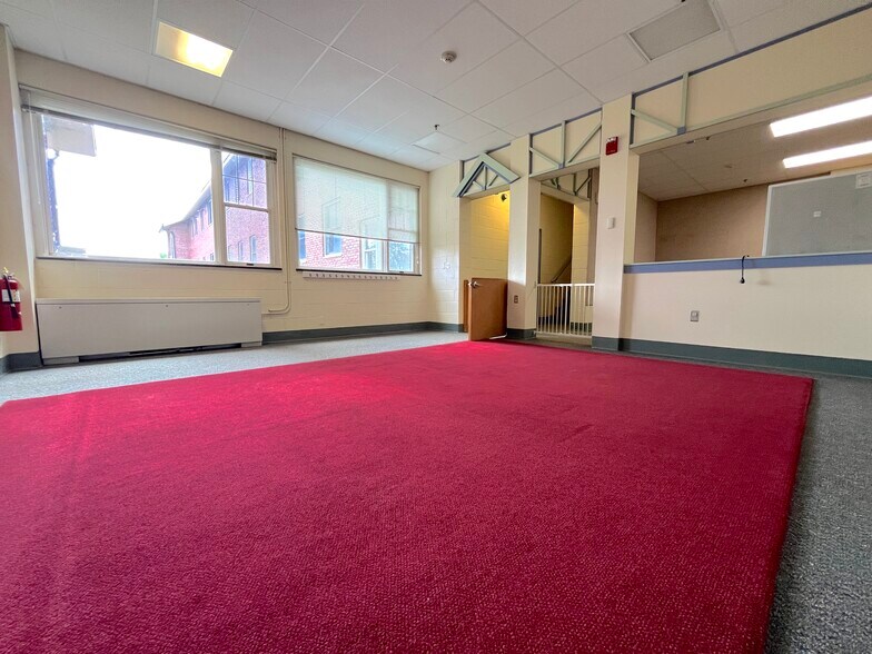 More Photos Of 45 Round Hill Rd, Northampton Office Residential For Sale